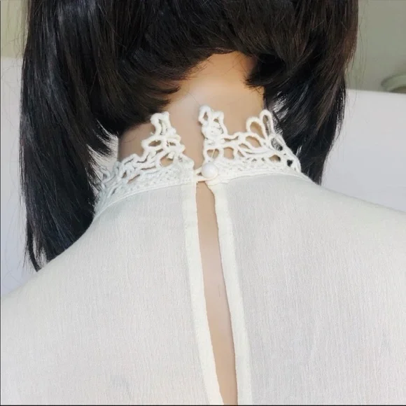 𝅺Sleeveless cream lace top - Picture 5 of 5